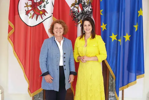 Südtirol und Tirol haben viele gemeinsame Themen, die Landesrätinnen Rosmarie Pamer und Astrid Mair tauschten sich in Innsbruck über Maßnahmen in den Bereichen Familie, Senioren und Migration aus. (Foto: Land Tirol/Alexander Hörmann)