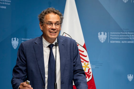 Heinrich Videsott, intendente scolastico e direttore provinciale delle scuole ladine; ha fatto riferimento alle linee guida con i quattro ambiti della cultura dell'apprendimento, delle lingue e dell'identità, dell'educazione sostenibile, del dialogo e della rete. (Foto: USP/Fabio Brucculeri)
