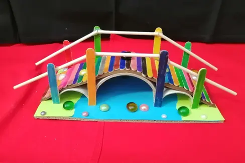 Brücken bauen: Projekt zur Förderung der Technik und darüber hinaus, getragen vom Pädagogischen Bereich des Ladinischen Schulamts; im Bild das Werk der Kinder des Kindergartens Campill (Foto: LPA/Pädagogischer Bereich des Ladinischen Schulamts)