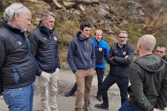 Lokalaugenschein in Ulten mit (von links) Bereichsleiter Wildbachverbauung Fabio De Polo, Ressortdirektor Ulrich Stofner, Bauleiter Christian Kofler, Agenturdirektor Klaus Unterweger, LH Arno Kompatscher, Bürgermeister Stefan Schwarz, Amtsdirektor Thomas Thaler (Foto: LPA/Maja Clara)