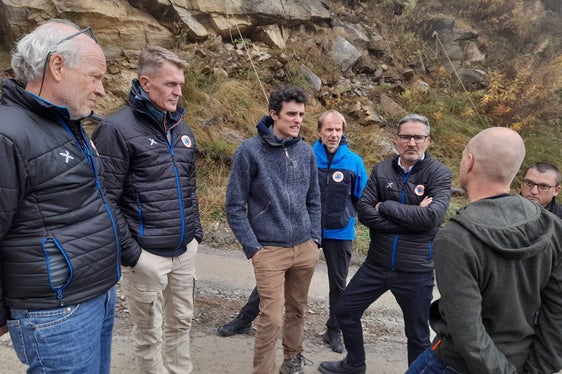Lokalaugenschein in Ulten mit (von links) Bereichsleiter Wildbachverbauung Fabio De Polo, Ressortdirektor Ulrich Stofner, Bauleiter Christian Kofler, Agenturdirektor Klaus Unterweger, LH Arno Kompatscher, Bürgermeister Stefan Schwarz, Amtsdirektor Thomas Thaler (Foto: LPA/Maja Clara)