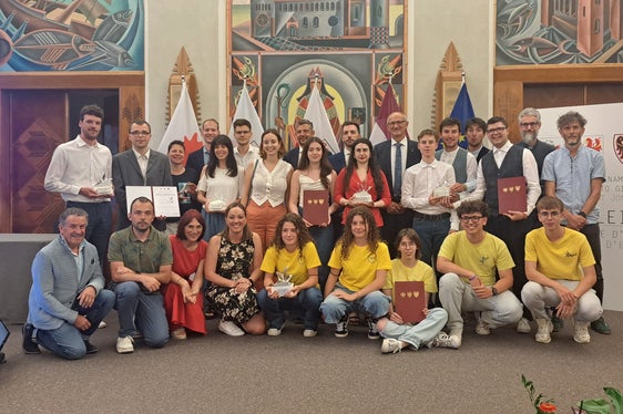 Foto di gruppo con i 5 progetti premiati. (Foto: Archivio Ufficio Stampa Provincia di Trento)