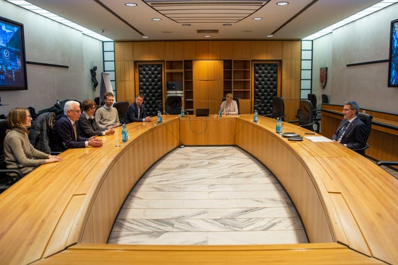 Der Ingenieurkammerrat mit an der Spitze Präsident Claudio Sartori hat sich bei Landeshauptmann Kompatscher vorgestellt und über öffentliche Aufträge und die Auftragsvergabe gesprochen. (Foto: LPA/Fabio Brucculeri)