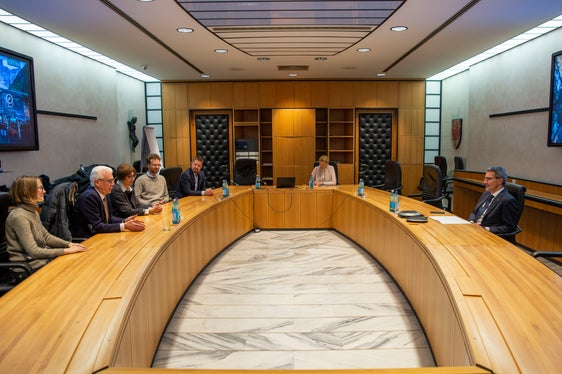 Der Ingenieurkammerrat mit an der Spitze Präsident Claudio Sartori hat sich bei Landeshauptmann Kompatscher vorgestellt und über öffentliche Aufträge und die Auftragsvergabe gesprochen. (Foto: LPA/Fabio Brucculeri)