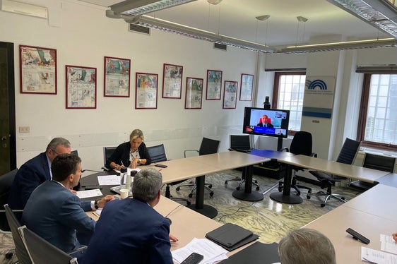 Le Regioni dell'arco alpino italiano chiedono una riduzione dello status di protezione dei grandi predatori e piani di regolamentazione. Lo hanno deciso oggi su invito del presidente Kompatscher (Foto: Conferenza delle Regioni)