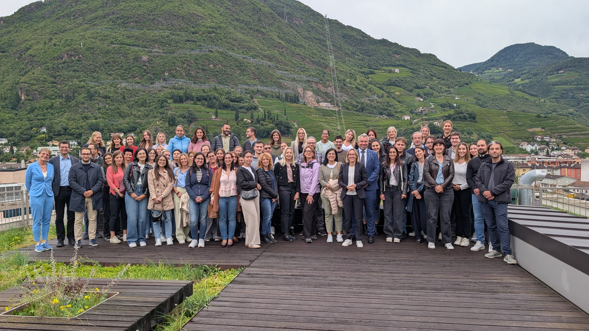 L'assessora provinciale Magdalena Amhof e il direttore generale Alexander Steiner hanno dato il benvenuto ai 65 partecipanti al programma di formazione di base di 60 ore, che si svolge in team misti con diversi profili professionali. (Foto: USP/Vera Brunetti)