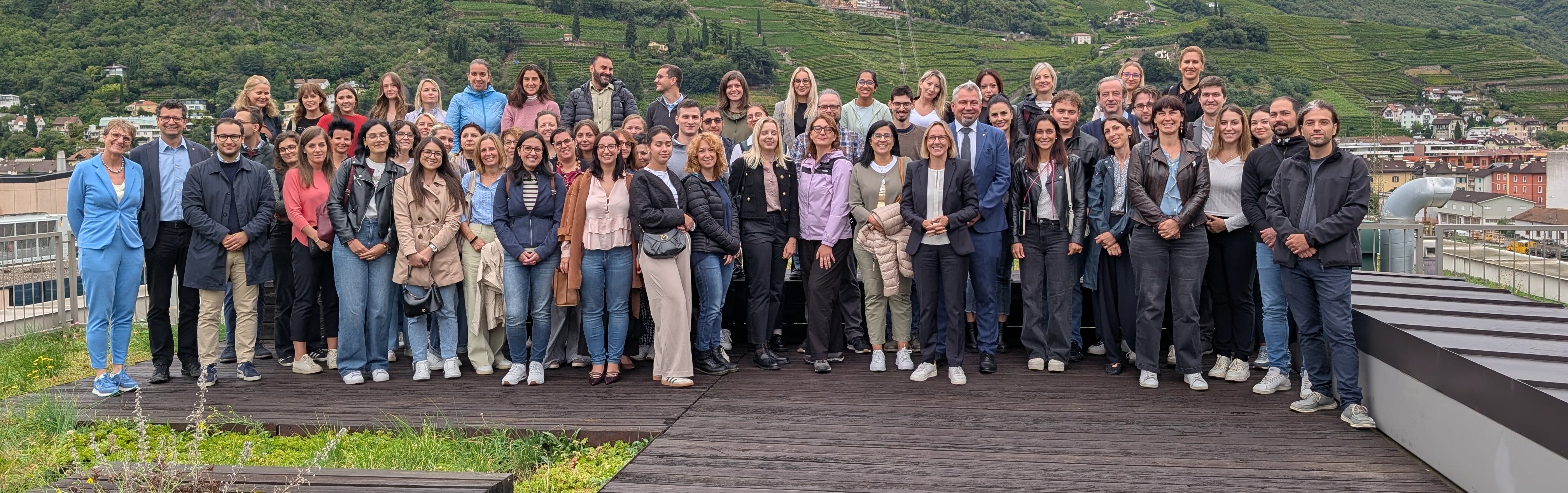 Personallandesrätin Magdalena Amhof und Generaldirektor Alexander Steiner begrüßten die 65 Teilnehmenden der 60-stündigen Grundausbildung, die in gemischten Teams verschiedener Berufsprofile stattfindet. (Foto: LPA/Vera Brunetti)