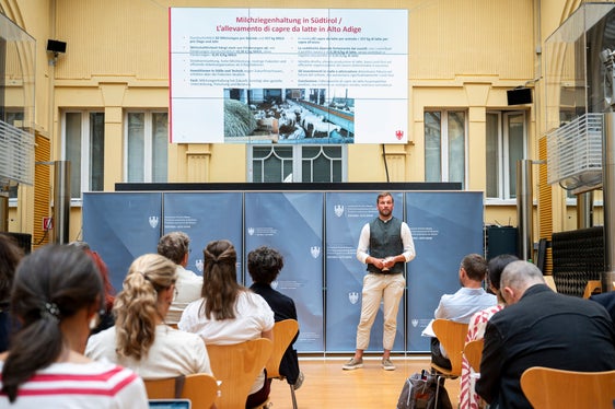 Thomas Zanon, della Facoltà di Scienze Agrarie, Ambientali e Alimentari, ha illustrato le attività di ricerca svolte presso la Libera Università di Bolzano. (Foto: USP/Fabio Brucculeri)