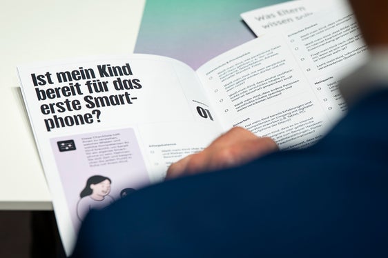 Programmi di sostegno specifici per i genitori, come lo starter kit per smartphone, dovrebbero contribuire a rafforzare ulteriormente l'alfabetizzazione mediatica nelle famiglie e nel contesto sociale. (Foto: USP/Fabio Brucculeri)