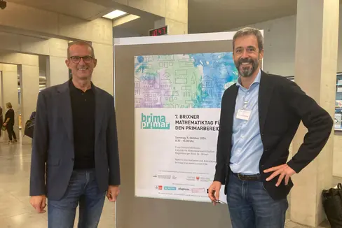 Wenn es gelingt, Kinder in den ersten Bildungsstufen auf die Mathematik neugierig zu machen, ist dies die beste Voraussetzung für den Aufbau solider Basiskompetenzen: Martin Holzner (links im Bild), Direktor der Pädagogischen Abteilung der Deutschen Bildungsdirektion, mit Michael Gaidoschik, Professor der Didaktik der Mathematik im Primarbereich an der Freien Universität Bozen (rechts), bei der Tagung Brima Primar in Brixen mit Impulsreferaten und Workshops zur Didaktik der Mathematik an Kindergärten und Grundschulen (Foto: LPA/Pädagogische Abteilung der Deutschen Bildungsdirektion)