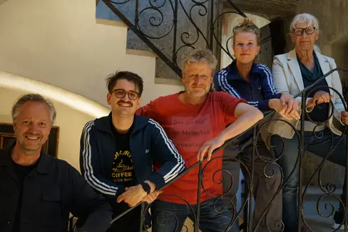 Haben im vergangenen Frühjahr im Rahmen der Lesewoche Kindern und Jugendlichen aus ihren Büchern vorgelesen: (v.l.) Armin Kastner, Benjamin Knödler, Jörg Isermeyer, Anna Lott und Jutta Treiber. (Foto: LPA/Amt für Bibliotheken und Lesen/Daniela Huebser)