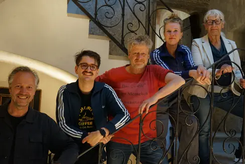 Haben im vergangenen Frühjahr im Rahmen der Lesewoche Kindern und Jugendlichen aus ihren Büchern vorgelesen: (v.l.) Armin Kastner, Benjamin Knödler, Jörg Isermeyer, Anna Lott und Jutta Treiber. (Foto: LPA/Amt für Bibliotheken und Lesen/Daniela Huebser)