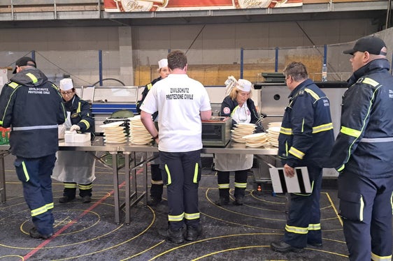 Die Teilnehmer und Teilnehmerinnen an der Großübung wurden vom Zivilschutz des Weißen Kreuzes auch mit Essen und Trinken versorgt (Foto: LPA)