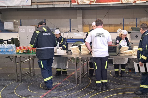 Die Teilnehmer und Teilnehmerinnen an der Großübung wurden vom Zivilschutz des Weißen Kreuzes auch mit Essen und Trinken versorgt (Foto: LPA)