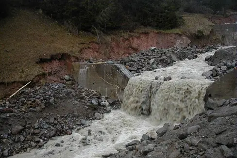 Die letzte Sperre der bestehenden Staffelung (im Bild) ist in einem guten Zustand und wird künftig als Gegensperre verwendet. (Foto: Landesamt für Wildbach- und Lawinenverbauung Süd)