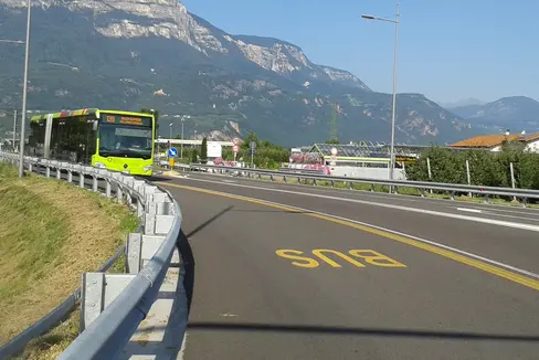 Damit mehr öffentliche Verkehrsmittel und weniger Privatfahrzeuge unterwegs sind, arbeiten das Land und die Gemeinden Eppan und Kaltern. Am 26. Februar findet ein Infoday zur Mobilität im Überetsch statt. (Foto: LPA)