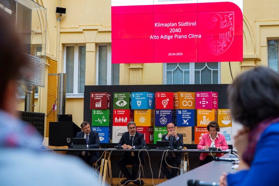 Landesrat Alfreider, LH Kompatscher, Landesrat Vettorato und Landesrätin Hochgruber Kuenzer (v.l.) diskutierten mit den Interessensgruppen und holten Vorschläge und Anregungen zum zweiten, spezifischen Teil des Südtiroler Klimaplans ein. (Foto: LPA/Fabio Brucculeri)