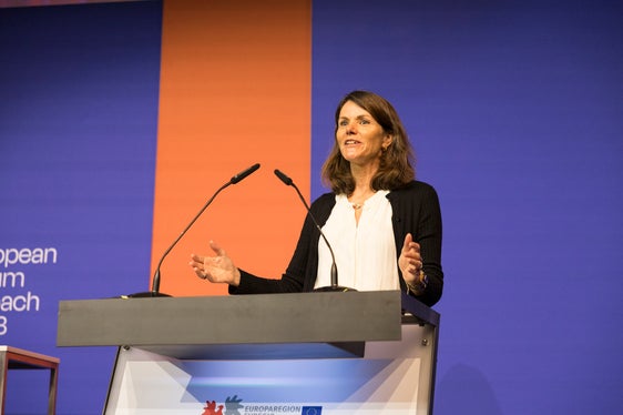 La relatrice principale Mechthild Wörsdörfer, vicedirettrice generale per l'energia della Commissione europea, ha fornito informazioni sul pacchetto di misure della Commissione europea per la transizione energetica e la sicurezza dell'approvvigionamento. (Foto: Land Tirol/Sedlak)