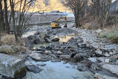 Umfangreiche Arbeiten waren für die Entfernung der invasiven Wasserpflanze Elodea nuttallii aus dem Rablander Weiher in der Gemeinde Partschins nötig. Vor Weihnachten hat die Wildbachverbauung mit der Revitalisierung des Gewässers begonnen. (Foto: LPA/Landesamt für Wildbach- und Lawinenverbauung West in der Agentur für Bevölkerungsschutz)