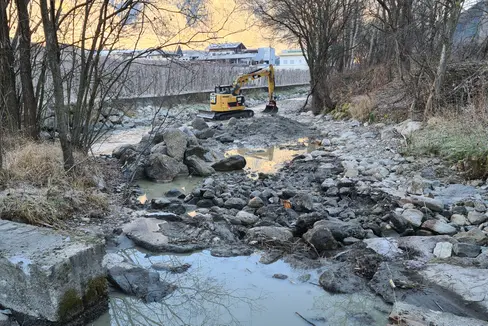 Umfangreiche Arbeiten waren für die Entfernung der invasiven Wasserpflanze Elodea nuttallii aus dem Rablander Weiher in der Gemeinde Partschins nötig. Vor Weihnachten hat die Wildbachverbauung mit der Revitalisierung des Gewässers begonnen. (Foto: LPA/Landesamt für Wildbach- und Lawinenverbauung West in der Agentur für Bevölkerungsschutz)