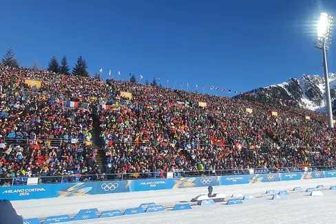 Die Haupttribühne der Südtirol Arena in Antholz war bei den Bewerben der Olympischen Winterspiele 2026 stets gut gefüllt, mehrere Rennen waren komplett ausverkauft. (Foto: LPA)
