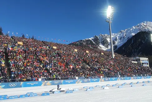 Die Haupttribühne der Südtirol Arena in Antholz war bei den Bewerben der Olympischen Winterspiele 2026 stets gut gefüllt, mehrere Rennen waren komplett ausverkauft. (Foto: LPA)