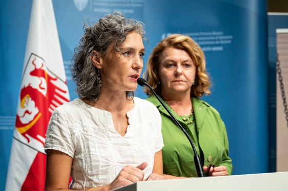 L’opuscolo rappresenta “un ulteriore passo nella sensibilizzazione sul tema della violenza nei confronti delle persone anziane. È necessario contrastare l’invisibilità della violenza e, allo stesso tempo, incoraggiare le persone a parlarne e a segnalarla”, ha sottolineato Chiara Furnari dell’Ufficio Anziani e distretti sociali durante la presentazione dell’opuscolo (a sinistra nella foto; accanto a lei l’assessora provinciale alla Coesione sociale Rosmarie Pamer). (Foto: USP/Fabio Brucculeri)
