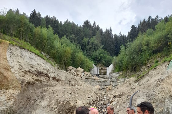 Besichtigung der Baustelle am Riesenbach in Thuins in der Gemeinde Sterzing (von links): Sterzings Bürgermeister Peter Volgger, der Direktor des Funktionsbereichs Wildbachverbauung Fabio De Polo, der Direktor der Agentur für Bevölkerungsschutz Klaus Unterweger, Landeshauptmann und Bevölkerungsschutzlandesrat Arno Kompatscher, Sterzinger Gemeinderat Daniel Seidner (Foto: LPA/Maja Clara)