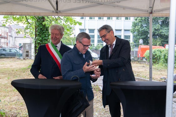 Passaggio di mano delle chiavi dell'areale militare dal presidente Kompatscher all'assessore Bianchi. Soddisfatto Il sindaco di Bolzano Caramaschi (Foto: ASP/Greta Stuefer)