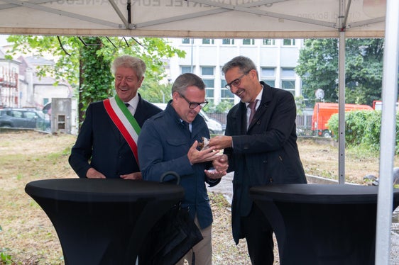Passaggio di mano delle chiavi dell'areale militare dal presidente Kompatscher all'assessore Bianchi. Soddisfatto Il sindaco di Bolzano Caramaschi (Foto: ASP/Greta Stuefer)