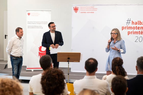 Fare rete con le imprese e le associazioni di categoria. Il vicepresidente Galateo (al centro) con Monica Devilli (Coopbund) e Hannes Mussak (vicepresidente lvh/apa). (Foto: USP/Fabio Brucculeri)