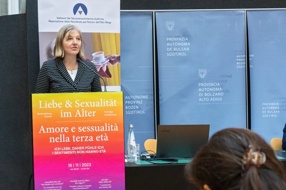 Liebe und Sexualität gehören zum Leben dazu, hob die Präsidentin des Verbandes der Seniorenwohnheime Südtirols, Martina Ladurner, bei ihren Grußworten hervor. (Foto: LPA/Greta Stuefer)