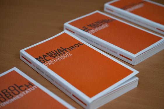 L Manual dl Südtirol atualisà ie śën da giaté nce tla forma stampeda ti doi idioms ladins gherdëina y badiot. (foto: USP/Greta Stuefer)