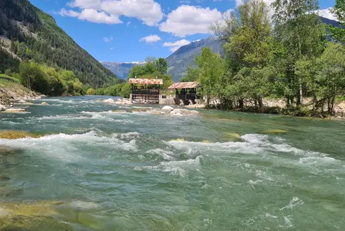 Dopo la ristrutturazione della diga abbandonata a San Giorgio di Brunico, il torrente Aurino è nuovamente navigabile per oltre 24 chilometri ed è ricollegato ai principali affluenti; la foto è stata scattata il 13 maggio. (Foto: USP/Ufficio Sistemazione bacini montani)
