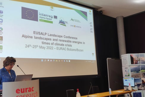 L'assessora Maria Hochgruber Kuenzer: È importante tenere conto delle esigenze del paesaggio e allo stesso tempo fornire risposte alle sfide del cambiamento climatico, che sta modificando il paesaggio alpino. (Foto: ASP/Marcella Morandini)