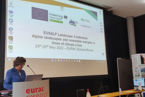 LRin Hochgruber Kuenzer bei der Eröffnung der Eusalp-Konferenz zur Landschaft: Raum und Landschaft sind insbesondere im alpinen Raum begrenzte Ressourcen. In Südtirol verbleiben 3,15 Prozent nutzbare Fläche, die unser Kapital darstellt. (Foto: LPA/Marcella Morandini)