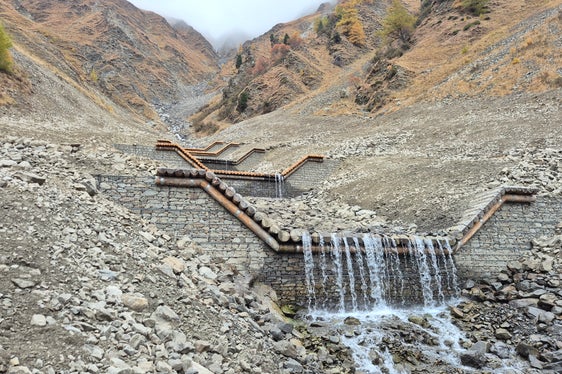 Das Landesamt für Wildbach- und Lawinenverbauung West in der Agentur für Bevölkerungsschutz hat im mittleren Einzugsgebiet des Vernagstbachs sechs Konsolidierungssperren errichtet, die schon vorhanden, aber durch den Zahn der Zeit und viele Murgänge zerstört waren. (Foto: LPA/Landesamt für Wildbach- und Lawinenverbauung West in der Agentur für Bevölkerungsschutz/Martin Eschgfäller)