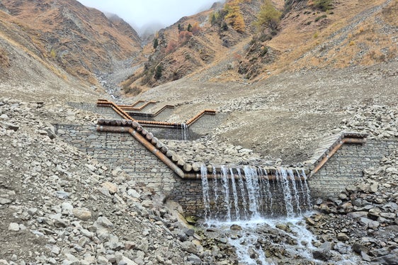 Sei barriere di consolidamento sono state erette nel bacino imbrifero medio del rio di Casera. (Foto: USP/Ufficio Sistemazione bacini montani ovest/Martin Eschgfäller)
