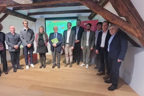 Teamsvorstellung der Tour of the Alps: (v.l.) Elisa Bertò (Euregio), Christoph von Ach (Euregio-Generalsekretär), Daniel Oss, Samatha Endrizzi (Salurn), Giacomo Santini (Gs Alto Garda), Giovanni Seppi (Leifers), Hansi Pichler (IDM), Lukas Varesco, Giorgio Nones und Klaus Obexer (Neumarkt) und Paolo Apolloni (Federciclismo) (Foto: Euregio/Armin Gluderer)