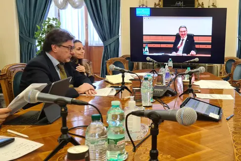 Primo incontro congiunto ieri a Roma tra il Ministro dell'Economia Giorgetti (nella foto a sinistra), il Presidente altoatesino Kompatscher (nella foto sullo schermo da remoto) e il Presidente della Provincia di Trento Fugatti. (Foto Ufficio stampa Provincia di Trento)