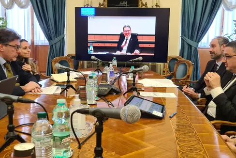 Primo incontro congiunto ieri a Roma tra il Ministro dell'Economia Giorgetti (nella foto a sinistra), il Presidente altoatesino Kompatscher (nella foto sullo schermo da remoto) e il Presidente della Provincia di Trento Fugatti. (Foto Ufficio stampa Provincia di Trento)