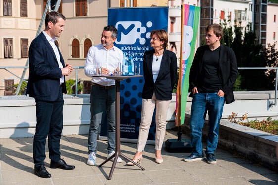 Das Konzert in der Seilbahn von Ritten ist sicherlich einer der Höhepunkte der geplanten Konzertreihe“, sagt Patrizia Spadafora im Gespräch mit (von links), Martin Vallazza, Ressortdirektor Infrastrukturen und Mobilität, Joachim Dejaco, Generaldirektor von Sta und dem Pianisten Filippo Gorini. (Foto: LPA/Ivan Brentegani)