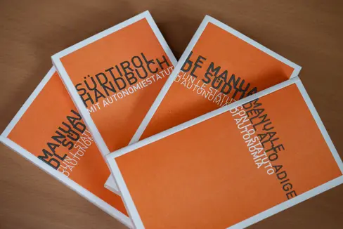 Informazioni dettagliate sulla provincia di Bolzano, la sua storia e lo statuto di autonomia sono contenute da molti anni all'interno del Manuale dell'Alto Adige. (Foto: USP/Greta Stuefer)