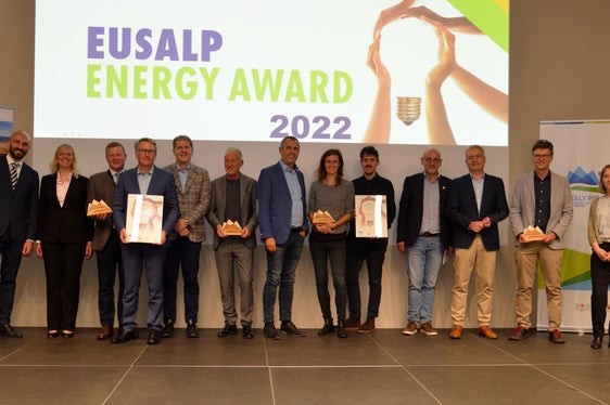 Die Gewinner des 1. Energiepreises der Eusalp wurden im Rahmen der Energiekonferenz bekanntgegeben und ausgezeichnet. Einer davon ist der Südtiroler Bauernbund (SBB) mit seinem Vorschlag zur Nutzung der Potenziale erneuerbarer Energien in der Südtiroler Landwirtschaft. (Foto: Eusalp/Agentur für Energie Südtirol-KlimaHaus)