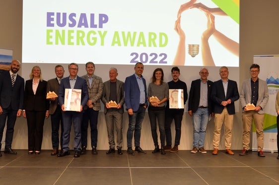 Die Gewinner des 1. Energiepreises der Eusalp wurden im Rahmen der Energiekonferenz bekanntgegeben und ausgezeichnet. Einer davon ist der Südtiroler Bauernbund (SBB) mit seinem Vorschlag zur Nutzung der Potenziale erneuerbarer Energien in der Südtiroler Landwirtschaft. (Foto: Eusalp/Agentur für Energie Südtirol-KlimaHaus)