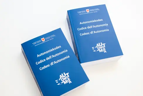 Il nuovissimo Codice dell’Autonomia, che la Segreteria generale della Provincia ha pubblicato in occasione del 50° anniversario del Secondo Statuto di Autonomia (Foto: ASP/Fabio Brucculeri)