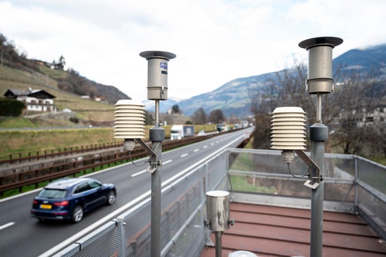 In Südtirol konzentrieren sich die Emissionen in den größten Siedlungen, entlang der wichtigsten Infrastrukturen und in den Talsohlen. Dem folgen auch die Messpunkte, im Bild die Luftmessstation der Landesagentur für Umwelt und Klimaschutz entlang der Brennerautobahn bei Schrambach südlich von Brixen. (Foto: LPA/Fabio Brucculeri)