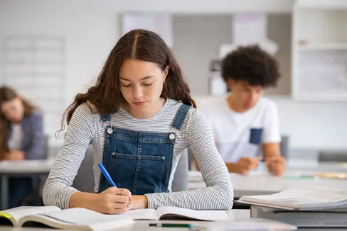 Am 19. Juni beginnt in diesem Jahr die Abschlussprüfung der Oberschule. Nun stehen die Prüfungsfächer fest. (Foto: Shutterstock)