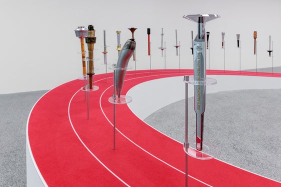 Sport e arte uniti nello spirito olimpico. Un primo piano delle fiaccole esposte al Museion di Bolzano. Si tratta di una delle tre collezioni complete al mondo di tutte le torce olimpiche, dalla prima staffetta fino ai giorni nostri, che rimarranno esposte al pubblico fino alla fine di marzo. (Foto: Museion/Luca Guadagnini)