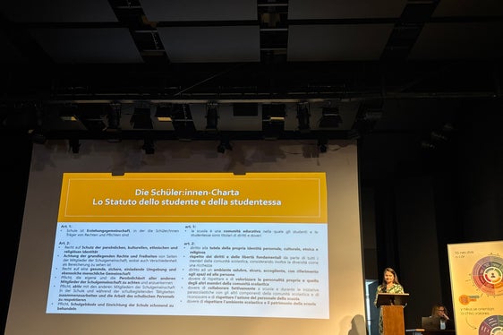 La garante per l’infanzia e l’adolescenza Daniela Höller ha illustrato i compiti e gli ambiti di attività dell’Ufficio della garante. (Foto: USP/Direzione Istruzione, Formazione e Cultura ladina/Sara Runggaldier)